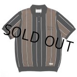 WACKO MARIA/STRIPED KNIT JACQUARD POLO SHIRT（BROWN）［ストライプジャガードポロシャツ-23春夏］