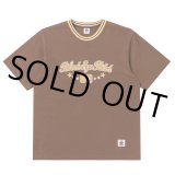 BlackEyePatch/SPORTY SCRIPT LOGO TEE（BROWN）