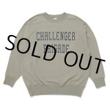 CHALLENGER/COLLEGE LOGO C/N SWEAT（KHAKI）［クルーネックスウェット-24秋冬］