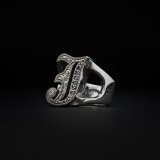 ANTIDOTE BUYERS CLUB/Engraved Initial Ring（Silver）［イニシャルリング］