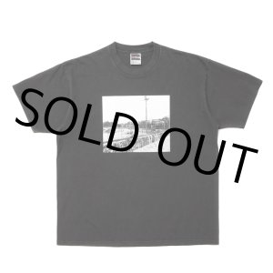 画像: ROTTWEILER/PIGMENT PHOTO TEE（CHARCOAL） 【30%OFF】［プリントT-24春夏］