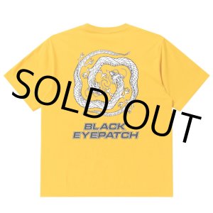 画像: BlackEyePatch/REFLECTIVE DRAGON SWIRL LOGO TEE（MUSTARD）