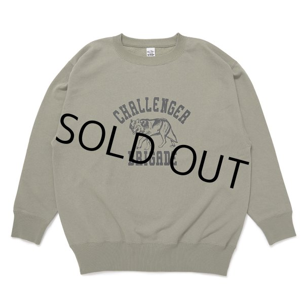 画像1: CHALLENGER/WOLF COLLEGE C/N SWEAT（KHAKI）［クルーネックスウェット-24秋冬］ (1)