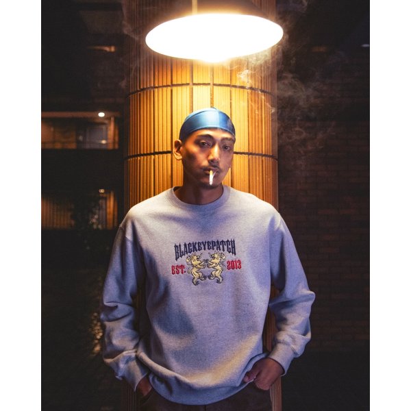 画像2: BlackEyePatch/HERALDIC COLLEGE CREW SWEAT（BLACK） (2)