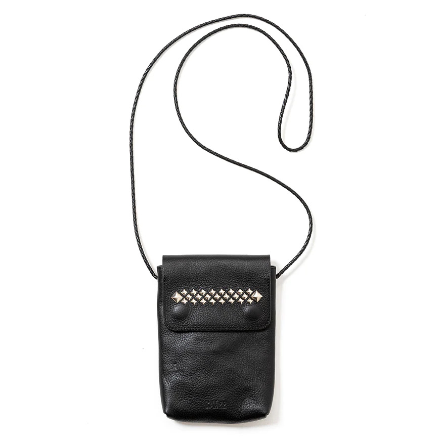 CALEE/STUDS LEATHER SHOULDER POUCH（BLACK）［スタッズレザー
