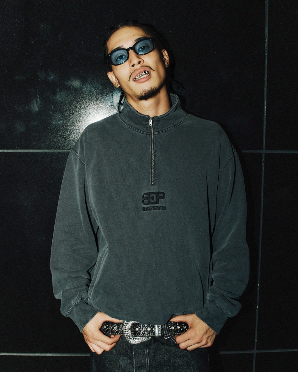 画像: BlackEyePatch/SUPERCAR LOGO HALF ZIP SWEAT（CHARCOAL）