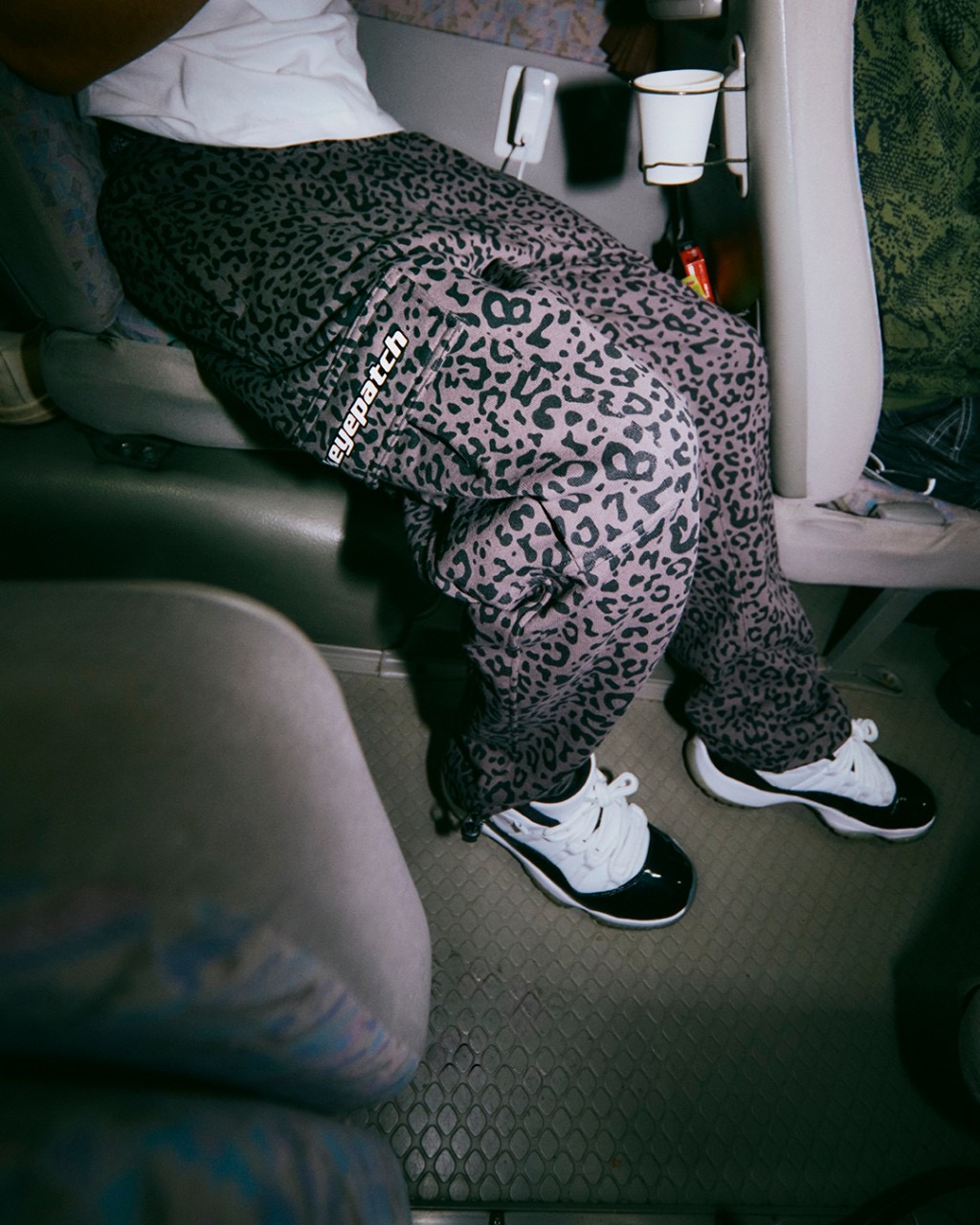 画像: BlackEyePatch/TACTICAL LOGO LEOPARD CARGO PANTS（CHARCOAL）